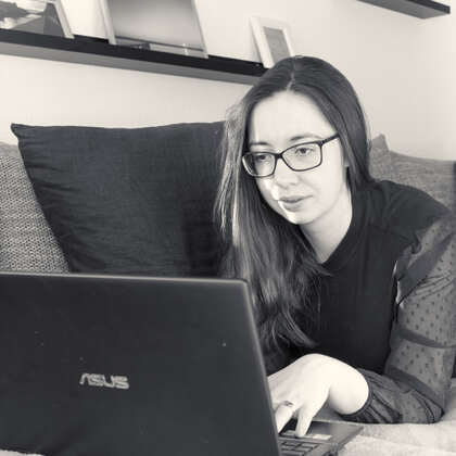 Junge Frau vor einem Laptop